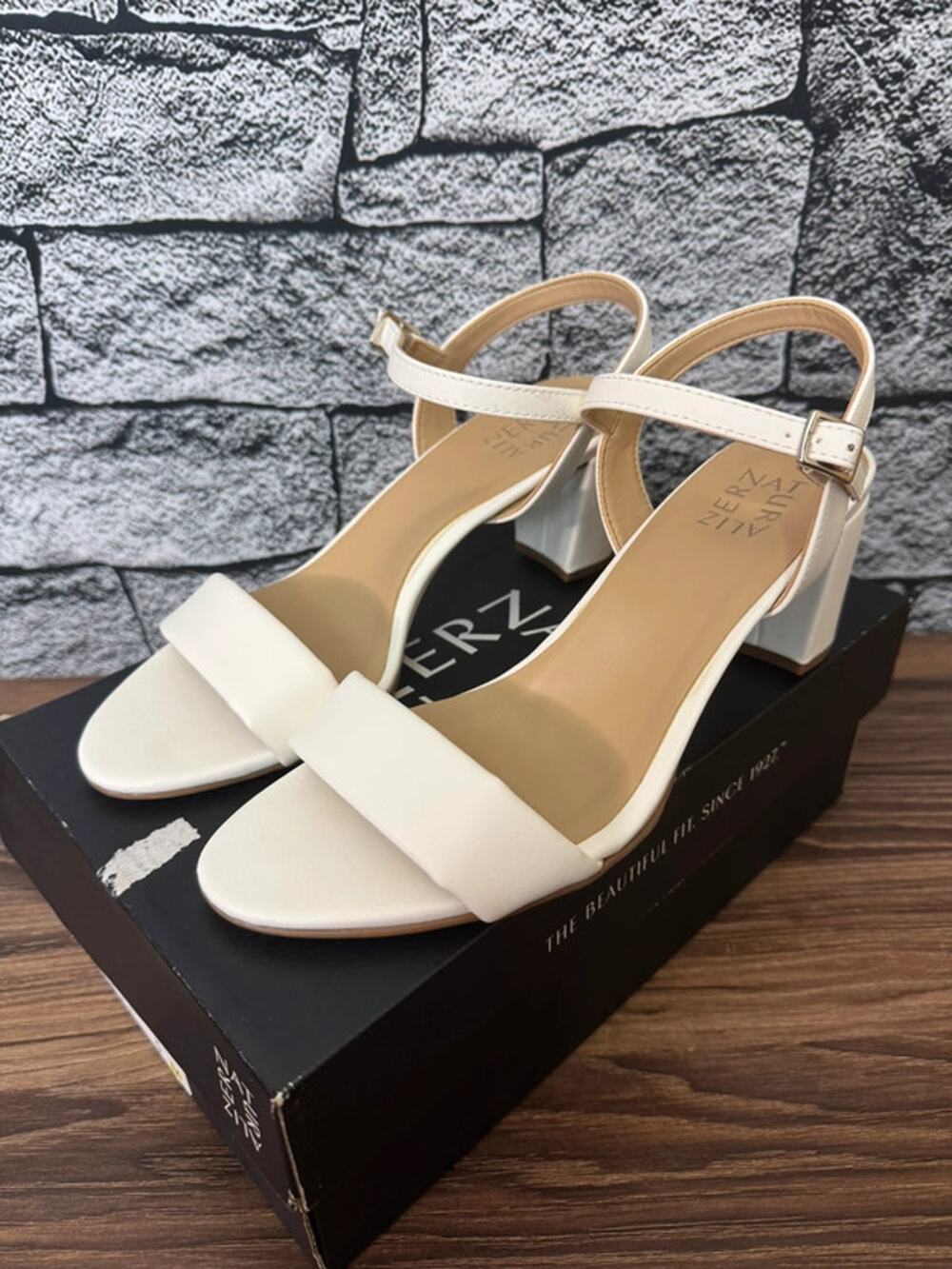 Ladies Naturalizer Bristol White Sandals - Size 9